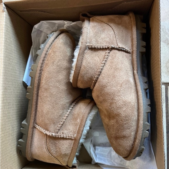 Kirkland Signature Girl’s Shearling  Ankle Boot Size 1 - Picture 4 of 5